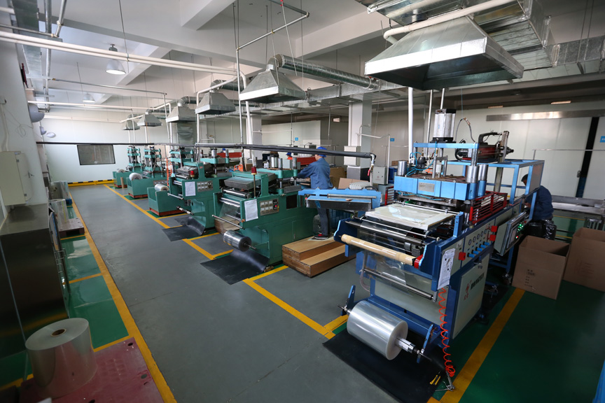 食品級吸塑車間的五臺自動(dòng)BOPS吸塑成型機(jī)和一臺全自動(dòng)的BOPS吸塑成型機(jī)